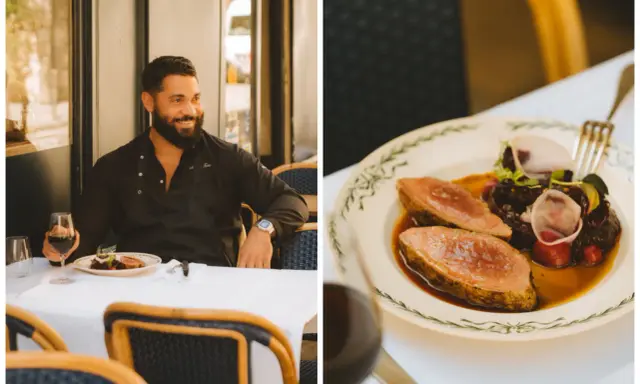 Un chef souriant savoure un plat de nourriture parisienne, un délice de viande et de légumes sur une assiette ornée.