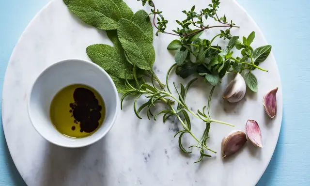 Świeże zioła: szałwia, tymianek, rozmaryn, czosnek i oliwa z oliwek z octem balsamicznym. Naturalne sposoby na wsparcie gospodarki wodnej organizmu.