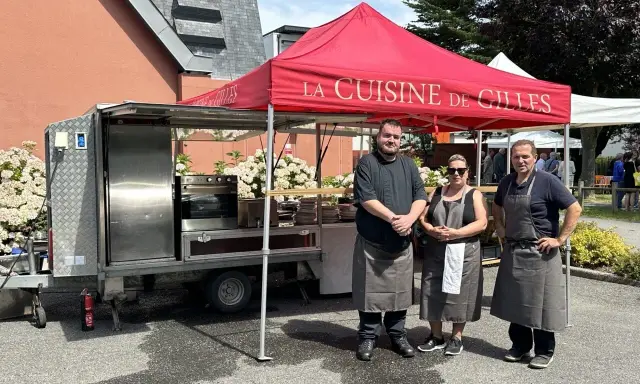 L'équipe de la timonerie Saint-Malo, sous la tente rouge "La Cuisine de Gilles", prépare de bons plats.