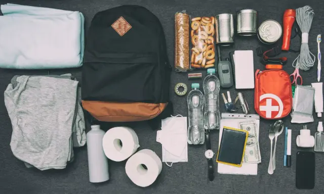 Plecak ucieczkowy wyposażenie: ubrania, woda, żywność, apteczka, latarka, lina, telefon, pieniądze, przybory toaletowe.
