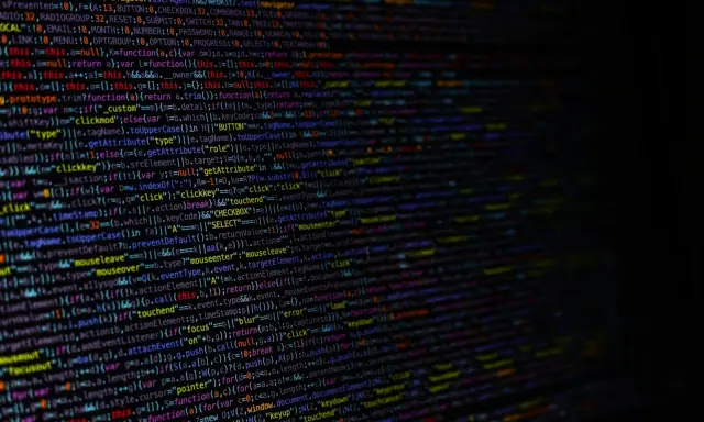 Refactor kodu to ułatwić czytanie i utrzymanie. Wiele linii kodu, kolorowy tekst na czarnym tle.