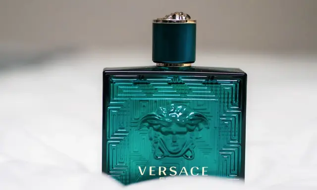 Zielona butelka perfum Versace Eros z Meduzą. Jak rozpoznać oryginał? Detale zdobień i logo są kluczowe.