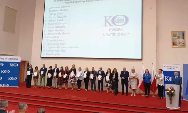 Ile wynosi nagroda kuratora oświaty? Odkryj jej wartość i zasady