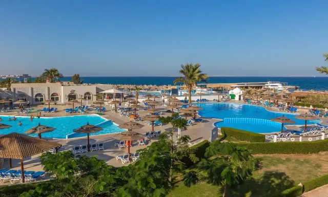 Wspaniałe baseny i plaża w Aladdin Beach Resort. Wiele opinii potwierdza, że to idealne miejsce na wakacje.