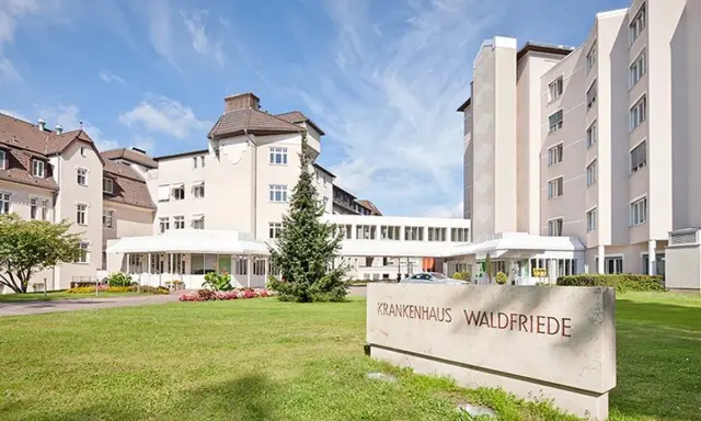 Il Krankenhaus Waldfriede, protagonista de "Le sorelle di Waldfriede volume 3", si presenta con un'architettura moderna e un'area verde curata.