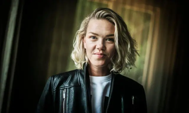 Ana Diaz, med sitt blonda hår och svarta läderjacka, ser ut som en stark kvinna som kan hantera vad som helst, kanske till och med sina egna barn.