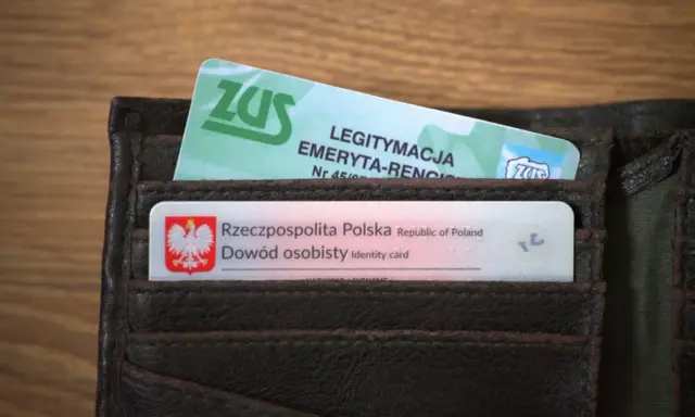 Portfel z dowodem osobistym i legitymacją emeryta-rencisty ZUS. To dokumenty potwierdzające uprawnienia i co daje legitymacja rencisty.