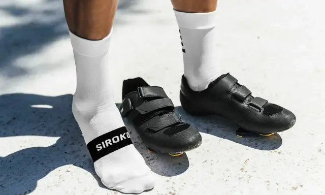 Gotowe do jazdy! Białe skarpetki i czarne buty rowerowe z logo Siroko.