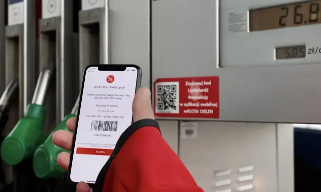 Na stacji Orlen, telefon z aplikacją ORLEN Pay pokazuje kupon na sok. Gdzie kupić orlen e-toll? Tutaj płacisz telefonem!