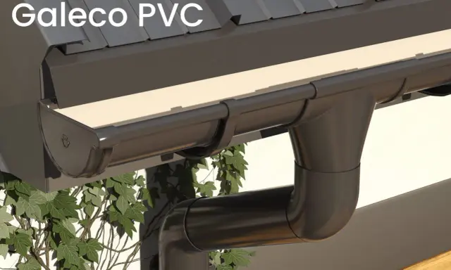 System rynien Galeco PVC, ciemnobrązowe, z zielonym bluszczem. Wybór między rynnami plastikowymi czy metalowymi jest ważny.
