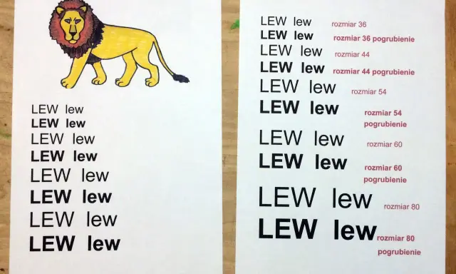 Rysunek lwa i tekst "LEW lew" w różnych rozmiarach i grubościach, idealna czcionka dla dzieci do nauki.