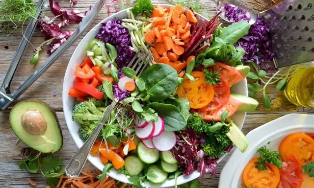 Une salade composée colorée et fraîche, garnie de légumes croquants, de tomates, d'avocat et de pousses. Parfait pour un repas sain.