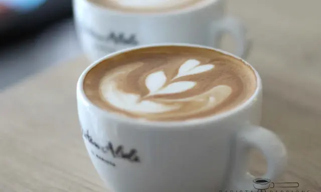 Zwei Tassen mit Latte Art, ein Herzmuster auf dem cremigen Schaum. Der perfekte Cappuccino für einen gemütlichen Morgen.