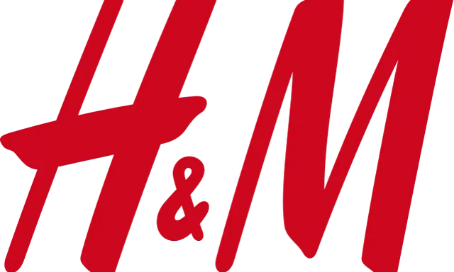 Logo H&M rosso su sfondo nero. Il significato di H&M è "Hennes & Mauritz", un brand di moda globale.