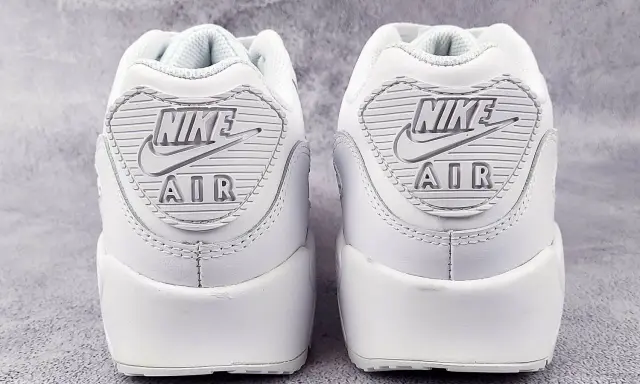 Dwa białe buty Nike Air Max 90 z widocznym logo. Sprawdź detale, by wiedzieć, jak sprawdzić czy Air Force są oryginalne.