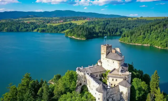 Zamek w Czorsztynie, malowniczo położony nad jeziorem, to jedna z głównych atrakcji regionu. Otoczony zielenią, zaprasza do odkrywania historii.