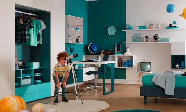 Bambino con telescopio in una stanza che stimola la curiosità e l'apprendimento, con elementi a tema spaziale e strategie educative visibili.