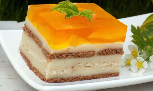 Pyszne ciasto bez pieczenia z pomarańczową galaretką i kremem. Idealne na letnie popołudnie.