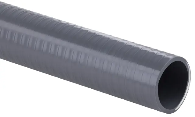 Tuyau gris strié en pvc souple, idéal pour le transport de fluides.