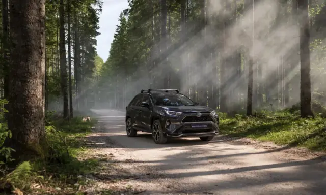 Optymalna wymiana oleju w Toyocie: Co ile? Jaki? ASO czy warsztat?