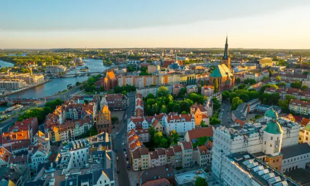 Widok na Szczecin z lotu ptaka. Miasto oferuje wiele atrakcji dla dorosłych, od zabytkowych budowli po malownicze nabrzeże Odry.