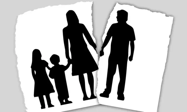 Siluetas de una familia rota, con los padres tomados de la mano y los hijos al lado, separadas por un corte. Reflexión sobre como dejar a tu pareja viviendo juntos y con hijos.