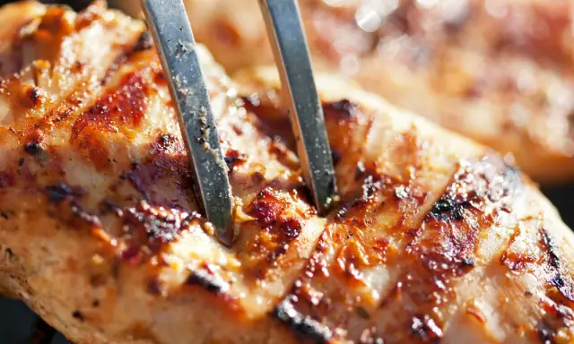 Grillowana pierś z kurczaka z widocznymi przyprawami i śladami po grillu.