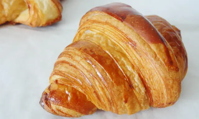 Croissants dorés et feuilletés, parfaits pour une recette pâte à croissant meilleur pâtissier.