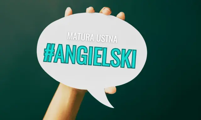 Dłoń trzyma dymek z napisem "MATURA USTNA #ANGIELSKI".