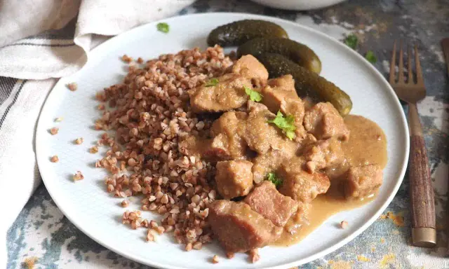 Gulasz z szynki z kaszą gryczaną i ogórkami kiszonymi. Aromatyczne danie, które rozgrzewa i syci.