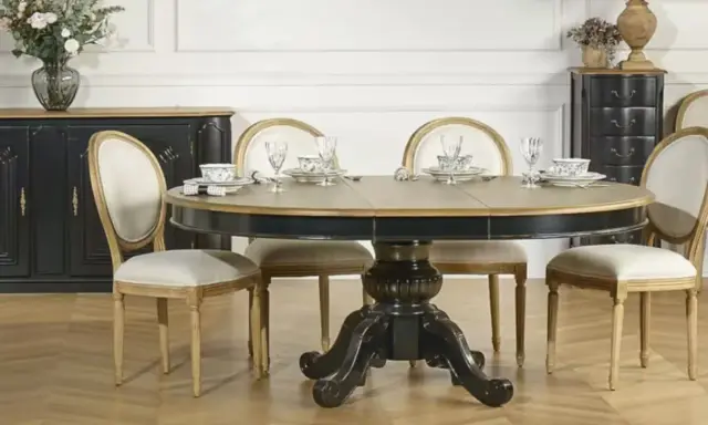 Table de repas ovale, style maison du monde, avec chaises élégantes et vaisselle raffinée. Un décor intemporel pour des moments précieux.