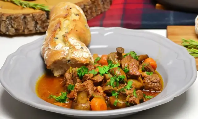 Wołowina po burgundzku z pieczarkami i marchewką, podana z chrupiącą bagietką. Aromatyczne danie, które rozpływa się w ustach.