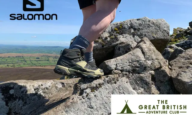 Buty Salomon X Ultra 5 Mid GTX na skalistym szlaku. Noga w bucie na tle krajobrazu.
