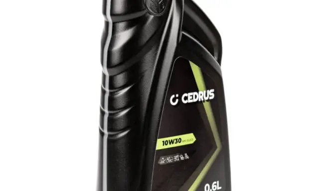 Czarna butelka oleju silnikowego Cedrus 10W30 0,6L.