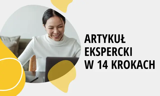 Uśmiechnięta kobieta przy laptopie uczy się, jak napisać artykuł ekspercki w 14 krokach.