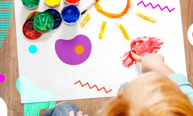 Bambino dipinge un sole con le dita, circondato da vasetti di colori. Un esempio di giochi popolari per bambini che stimolano la creatività.