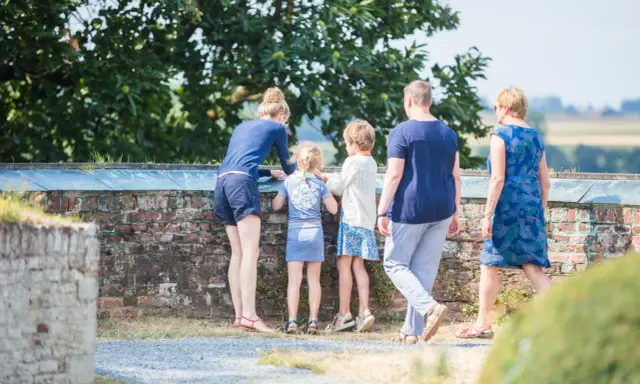 Familia observa el paisaje, un buen plan para ver cerca de Amberes.
