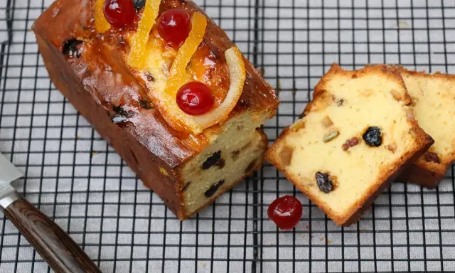 Le cake aux fruits confits, garni de cerises et d'écorces d'orange, est la meilleure recette pour un goûter gourmand.