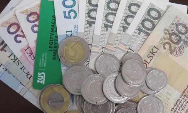 Pieniądze i monety, nadzieja na 13 pensję w 2026 roku.