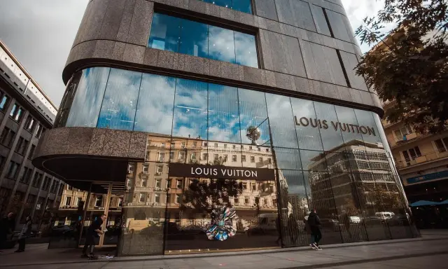 Zarobki w Louis Vuitton Polska: Ile naprawdę zarobisz w luksusie?
