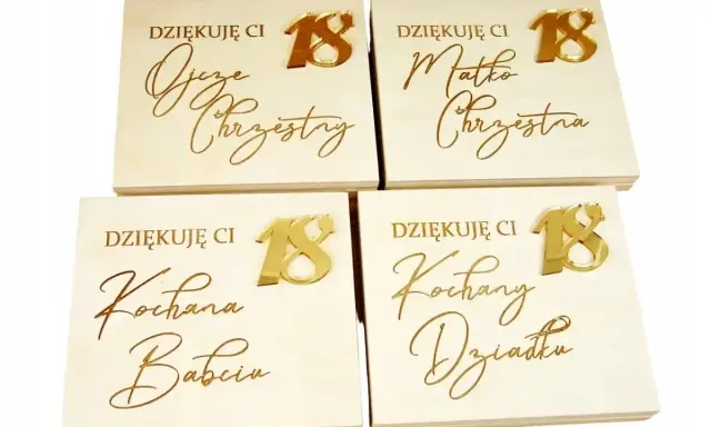 Drewniane pamiątki z napisem "Dziękuję Ci" i złotą "18" dla Matki Chrzestnej, Ojca Chrzestnego, Babci i Dziadka. Zastanawiasz się, ile dają dziadkowie na 18 urodziny?