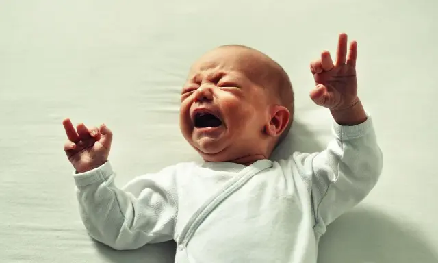 Syndrom dziecka potrząsanego: Czy rozpoznasz objawy? Ratuj życie!