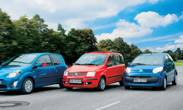 Trzy małe samochody jadące obok siebie: niebieski Renault Twingo, czerwony Fiat Panda 1.1 (ile oleju potrzebuje do silnika?) i niebieski Citroen C1.
