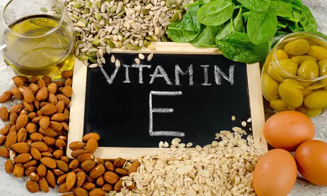 Vitamina E: alimenti ricchi come mandorle, semi, spinaci, olive e uova. Utile per la pelle, ma attenzione alle controindicazioni.