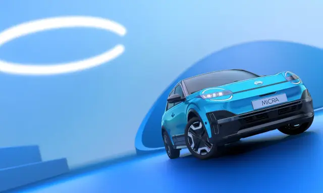 El Nissan Micra azul, con sus modernas luces y diseño, se presenta sobre un fondo abstracto. Conoce las medidas del Nissan Micra.