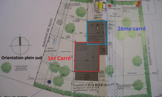 Plan de masse montrant l'orientation sud de deux maisons bioclimatiques, le 1er Carré et le 2ème carré, sur un terrain.