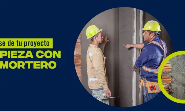 Dos albañiles trabajan en un muro de cemento. El texto dice "La base de tu proyecto empieza con el mortero", sugiriendo que el mortero es fundamental, y no se puede revocar un proyecto sin él.