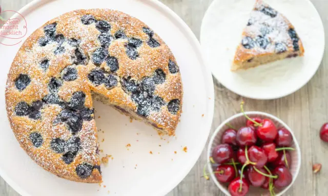Saftiger Kirschkuchen, bestäubt mit Puderzucker. Ein köstliches kirschkuchen rezept für den Sommer.
