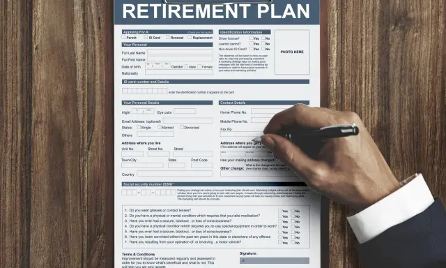 Formularz "RETIREMENT PLAN" do wypełnienia, aby złożyć wniosek o emeryturę. Widoczna ręka z długopisem.