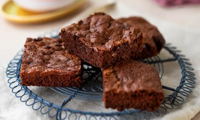 Saftige Bananen Brownies auf einem Drahtgitter, perfekt für eine süße Auszeit.
